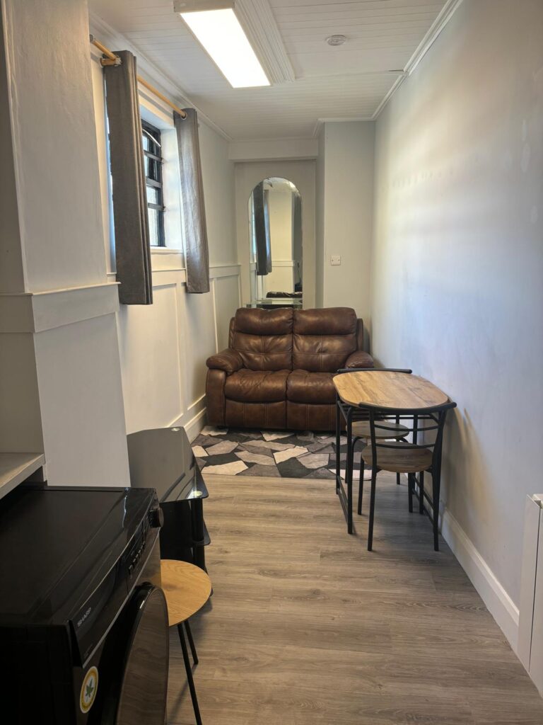 4b apt shop street (9)